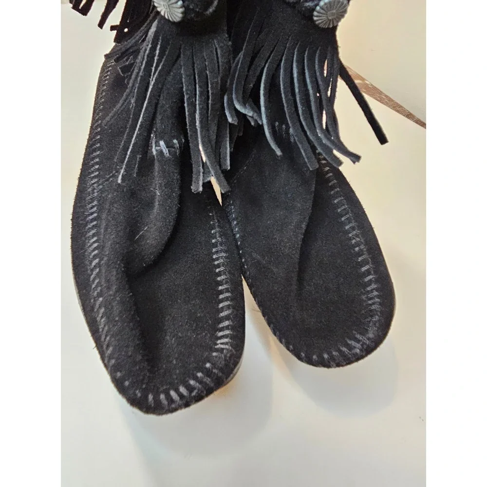 Minnetonka Black Suede Fringe Back Zip Moccasin Ankle Boots Concho Button Womens